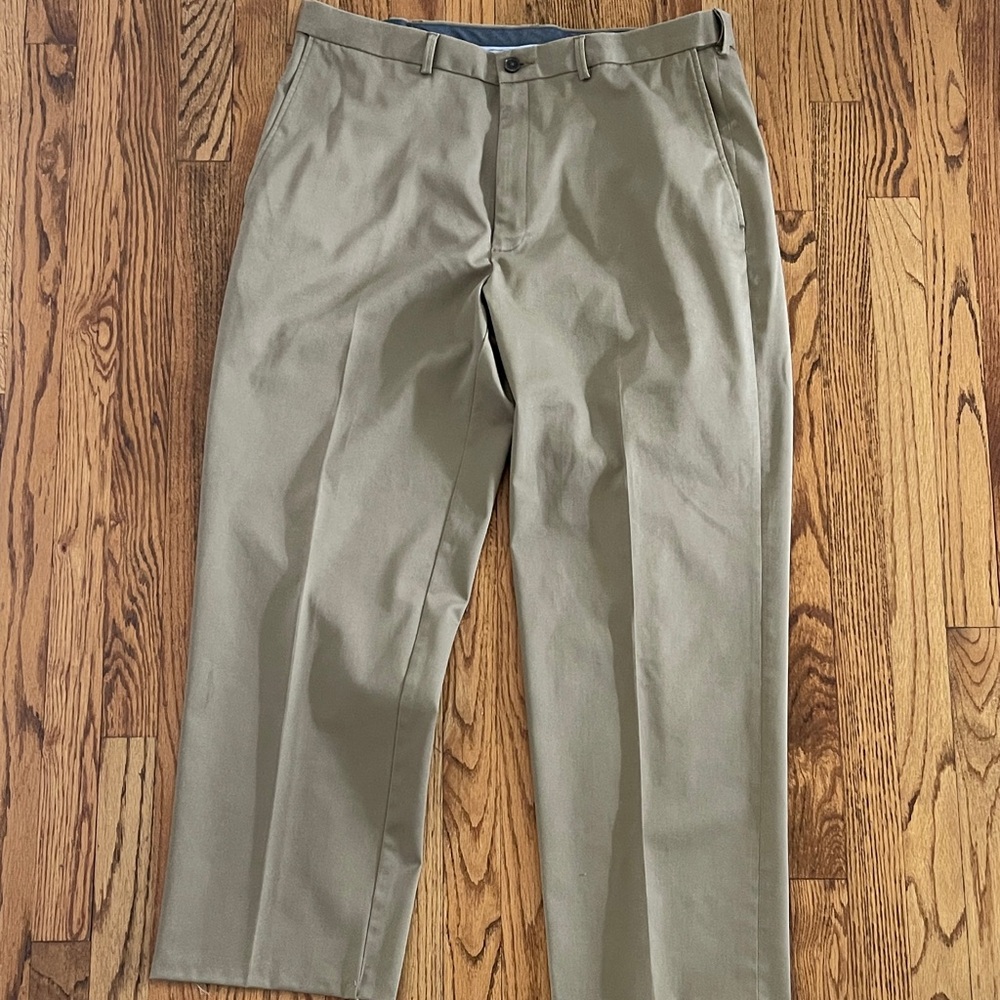 Haggar Men's Chinos Classic Fit Premium No Iron 38/30 deep tan EC Flat front